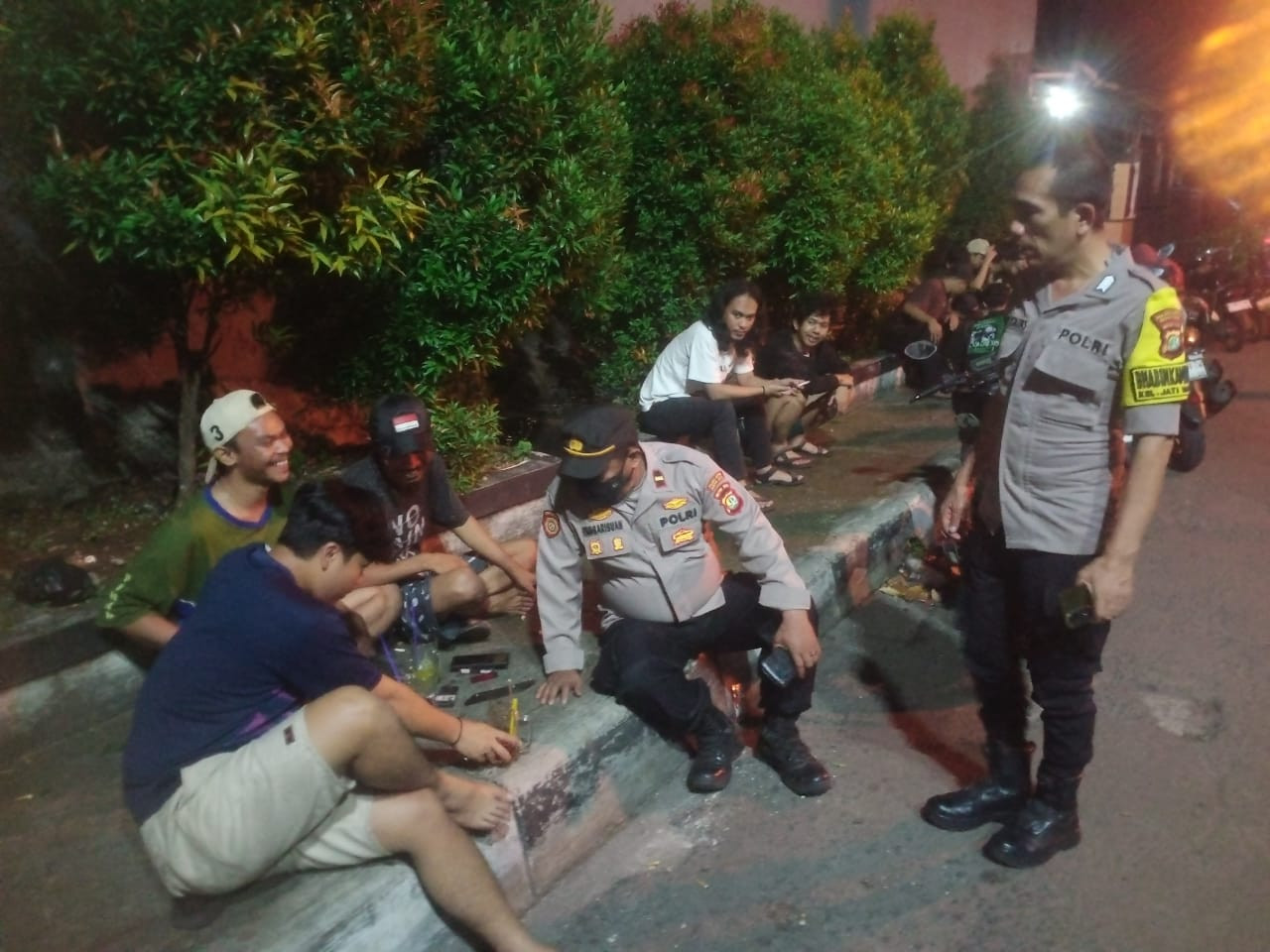 Jaga Ketertiban, Polsek Pondok Gede Bubarkan Kelompok Remaja di Malam Hari