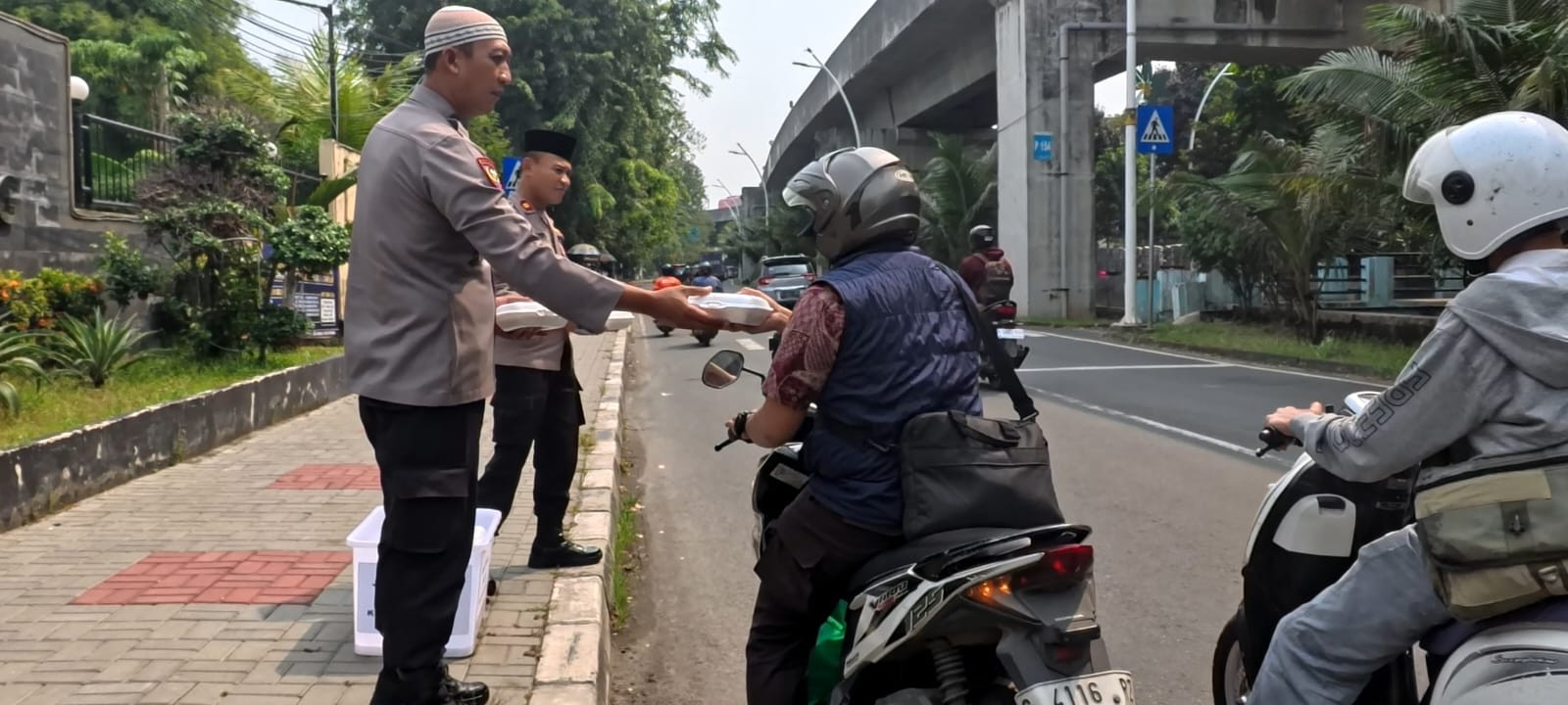 Polsek Kelapa Gading Gelar Jumat Peduli, Bagikan 50 Nasi Kotak untuk Ojol dan Warga