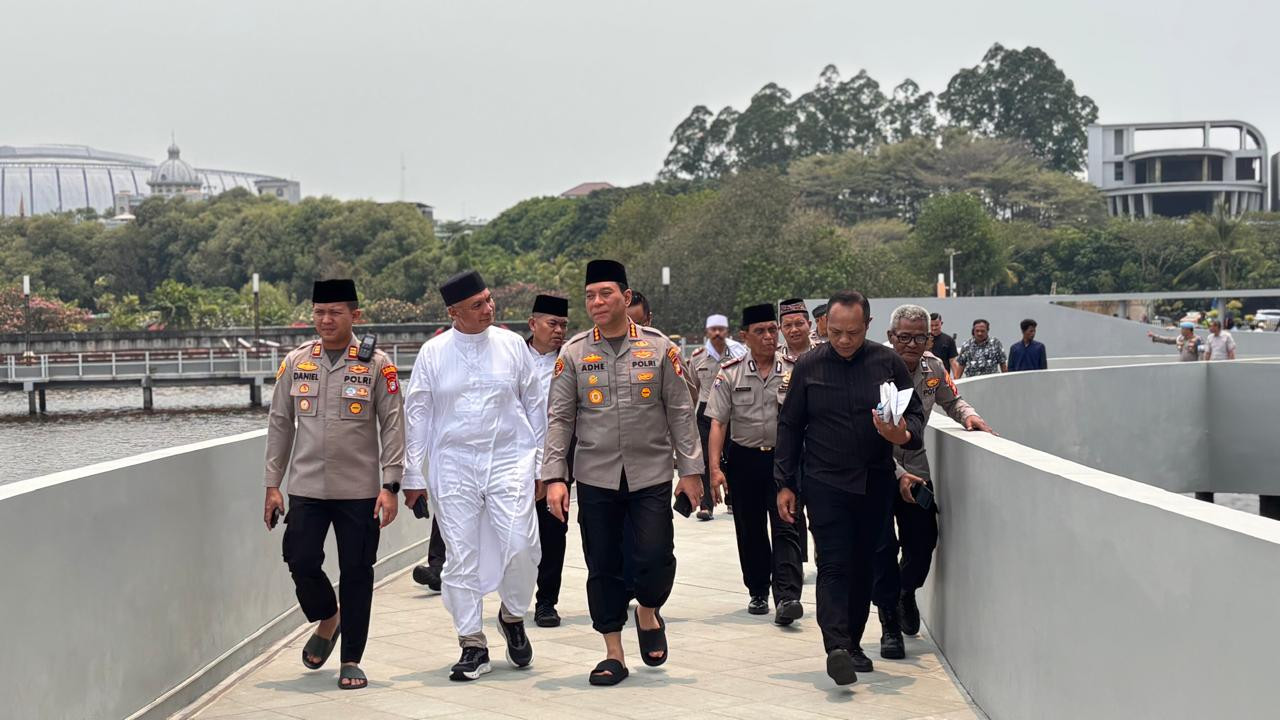 Kapolres Metro Jakarta Utara Gelar Salat Jumat Keliling di Masjid Apung An-Nur Ancol, Sampaikan Pesan Kamtibmas