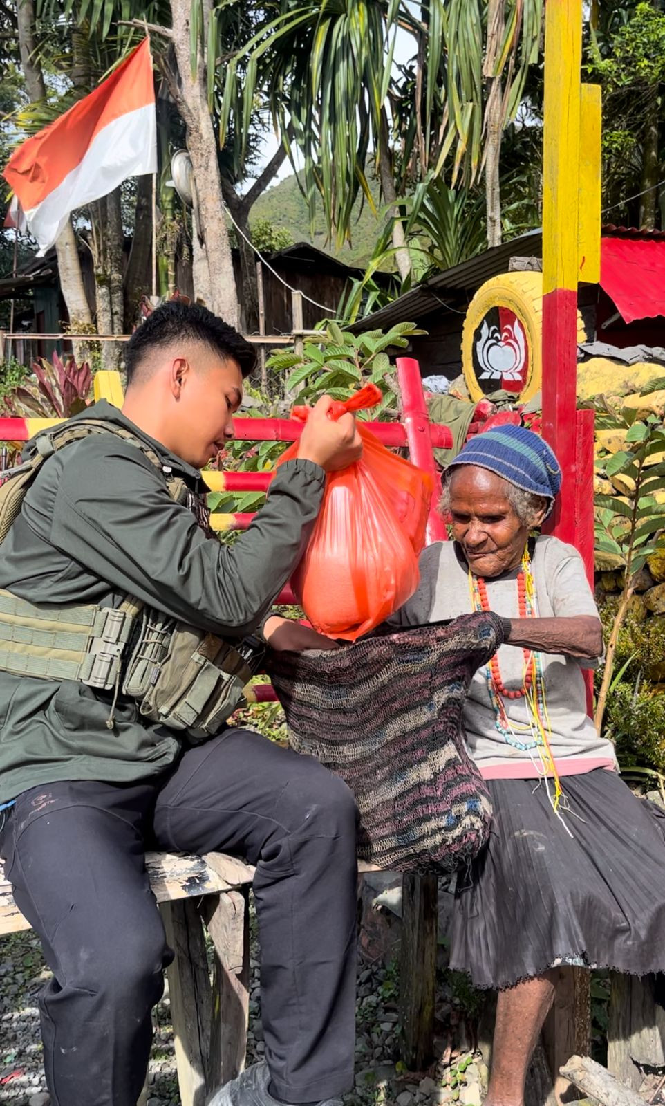 Momen Humanis Personel Satgas Humas Ops Damai Cartenz 2025 Bagikan Sembako di Kampung Kulirik
