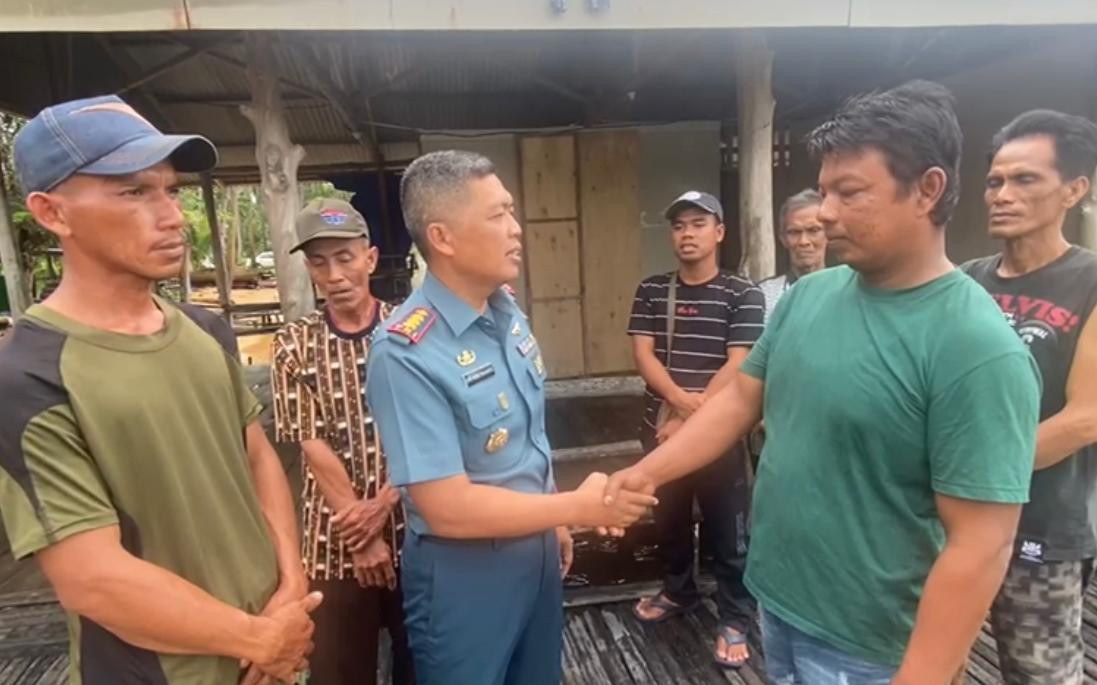 Lanal Bintan Antar dan Serahkan Nelayan Boat Pancung Yang Mengalami Kecelakaan Laut Ke Pihak Keluarga