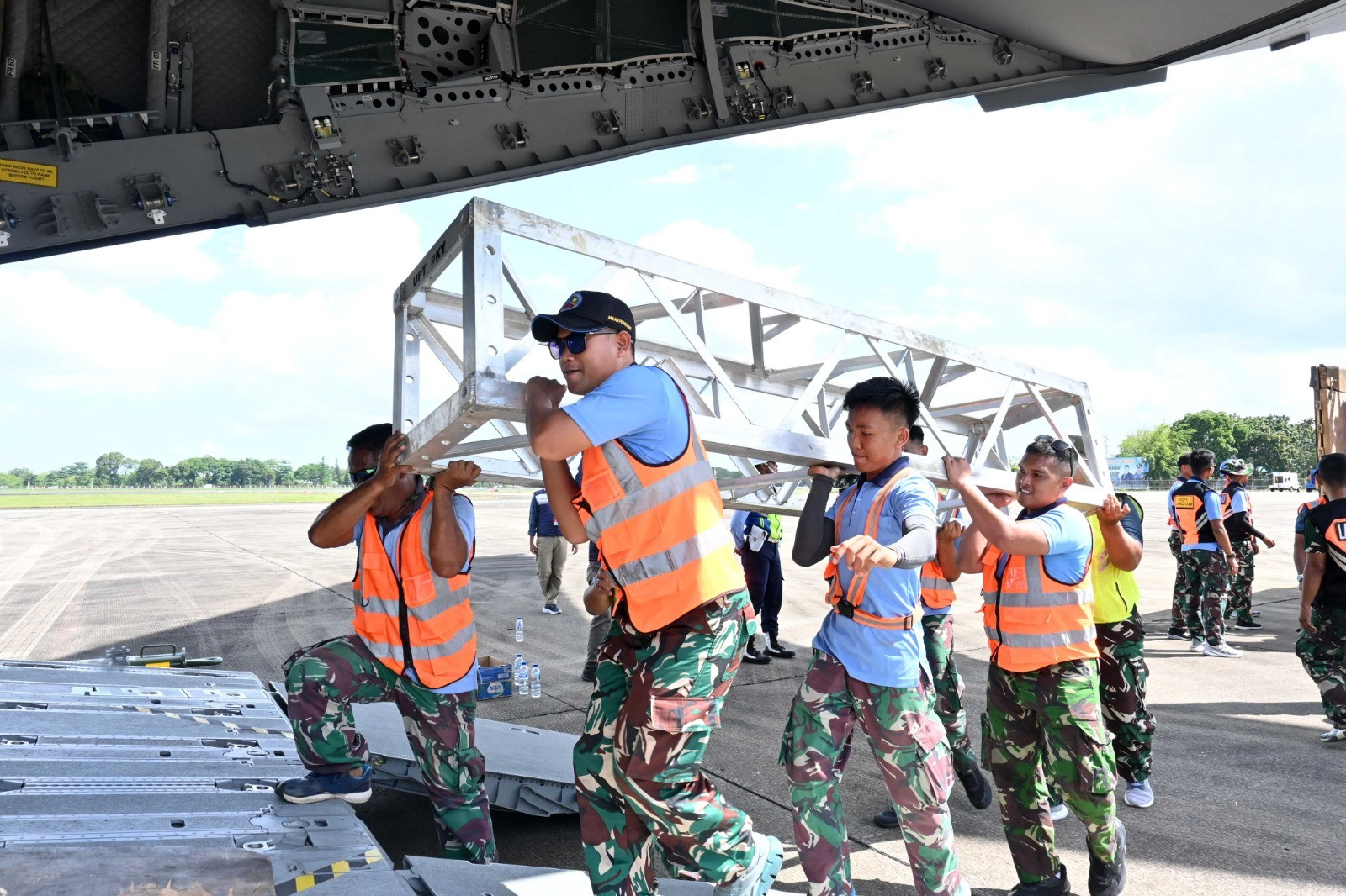 Menembus Jarak Demi Terangnya Negeri, Lanud Sjamsudin Noor Dukung Misi Airbus A-4002M TNI AU Percepat Pemulihan Kelistrikan Sumatera