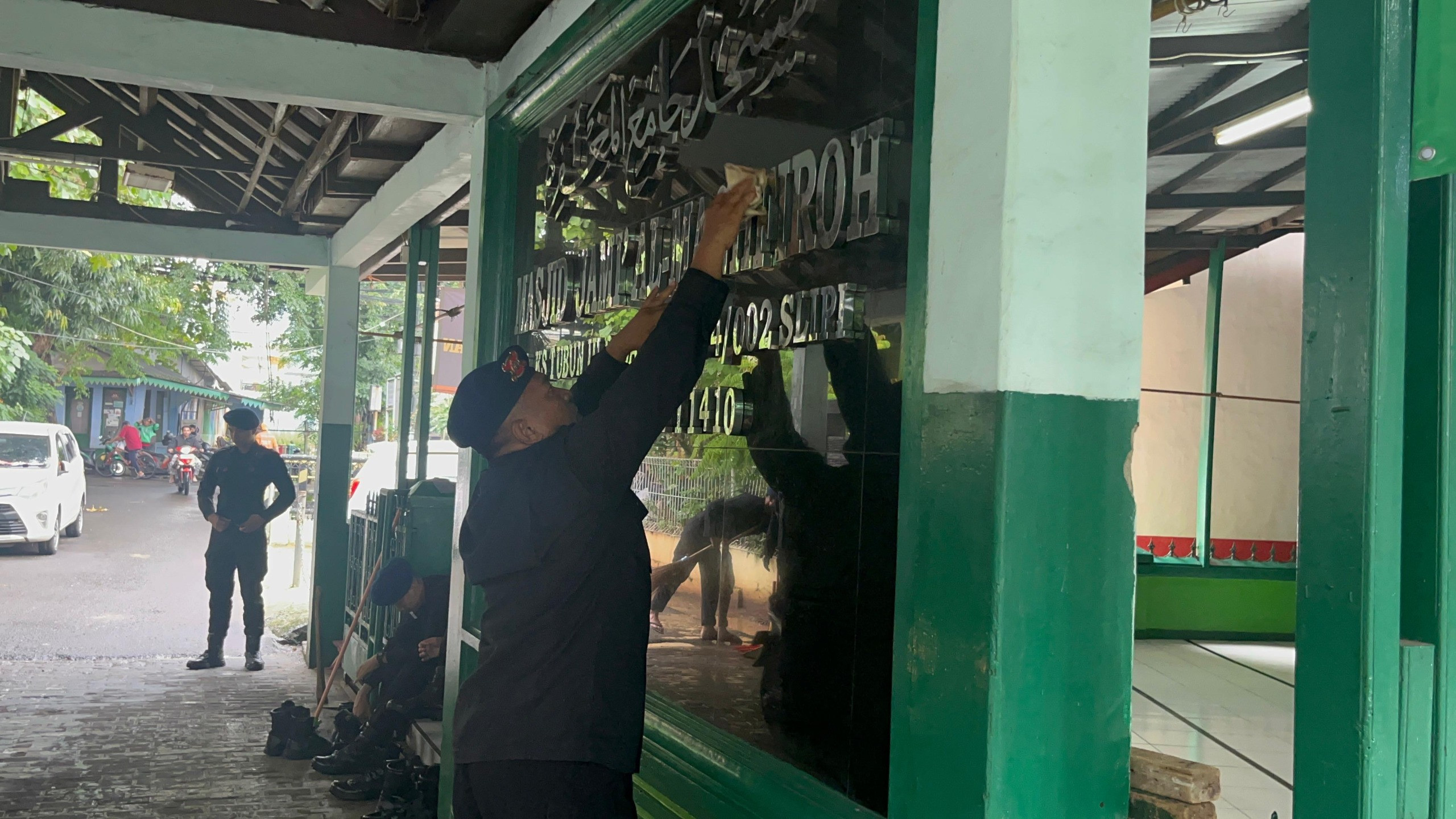 Gegana Brimob PMJ Bersihkan Masjid Al-Magfiroh di Slipi, Wujud Kepedulian Jaga Lingkungan