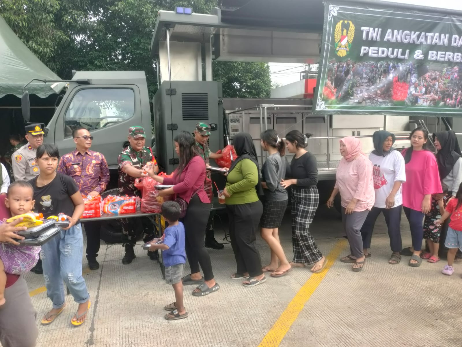 Kapolsek Bantar Gebang Hadiri Makan Bersama Warga Kurang Mampu dalam Rangka TNI AD Peduli