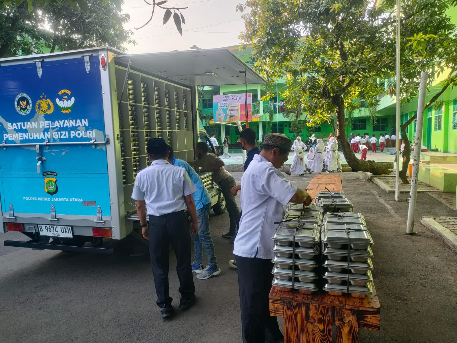 Polda Metro Jaya Salurkan Makanan Bergizi Gratis untuk 485 Siswa SMK Negeri 33 Kelapa Gading