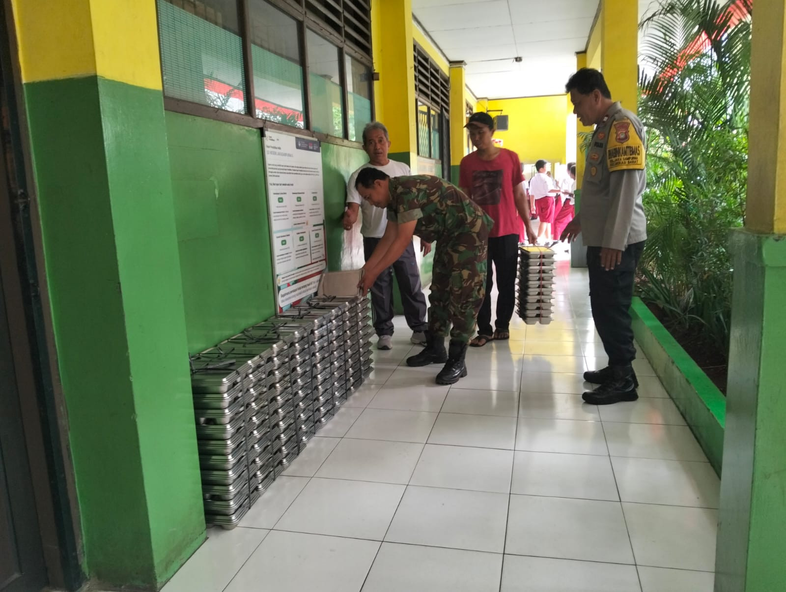 Sinergi TNI - Polri Kawal Pendistribusian Makanan Bergizi Gratis untuk Ribuan Warga Jakasampurna