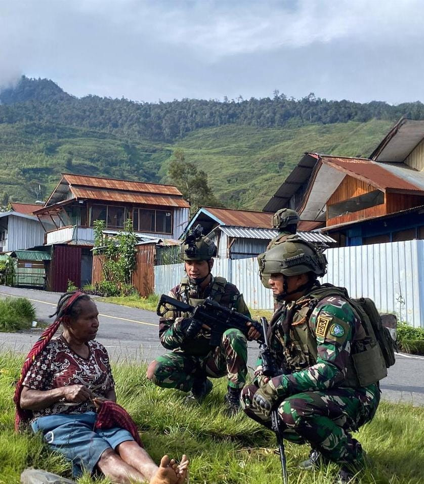 Mempererat Hubungan Dengan Masyarakat, Satgas Yonif 112/DJ Laksanakan Anjangsana di Kampung 55, Pruleme