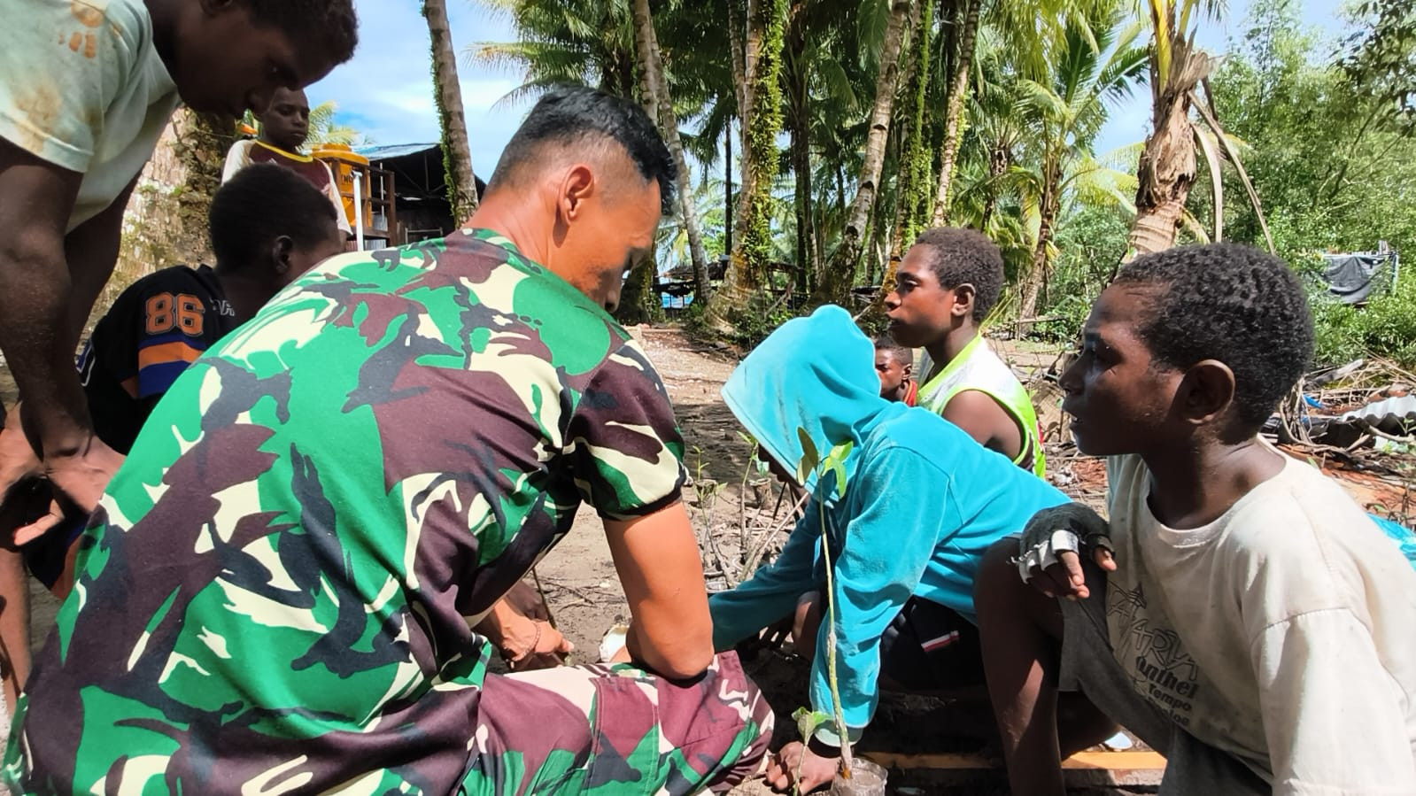 Satgas TMMD Kodim 1710/Mimika Tanamkan Kepedulian Lingkungan Lewat Penanaman Mangrove Bersama Anak-Anak