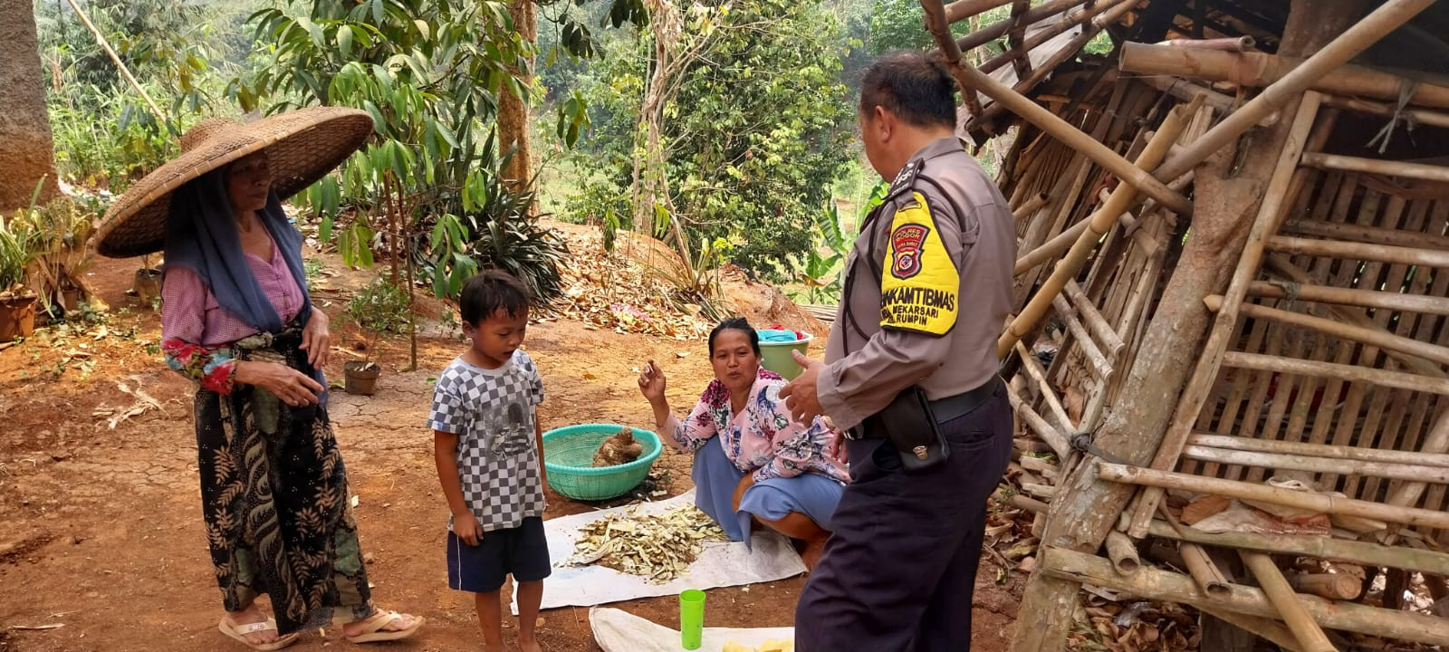 Bhabinkamtibmas Desa Mekarsari Polsek Rumpin Sambangi Warga dan Sampaikan Himbauan Kamtibmas