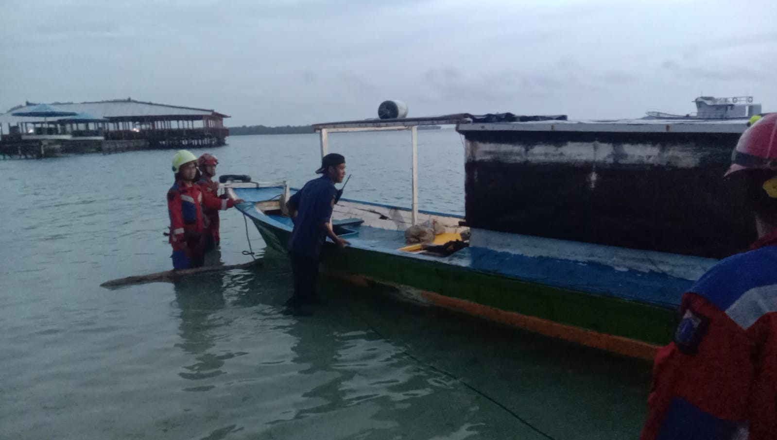 Polisi dan Damkar Sigap Evakuasi Kapal Nelayan Bocor di Perairan Barat Pulau Putri