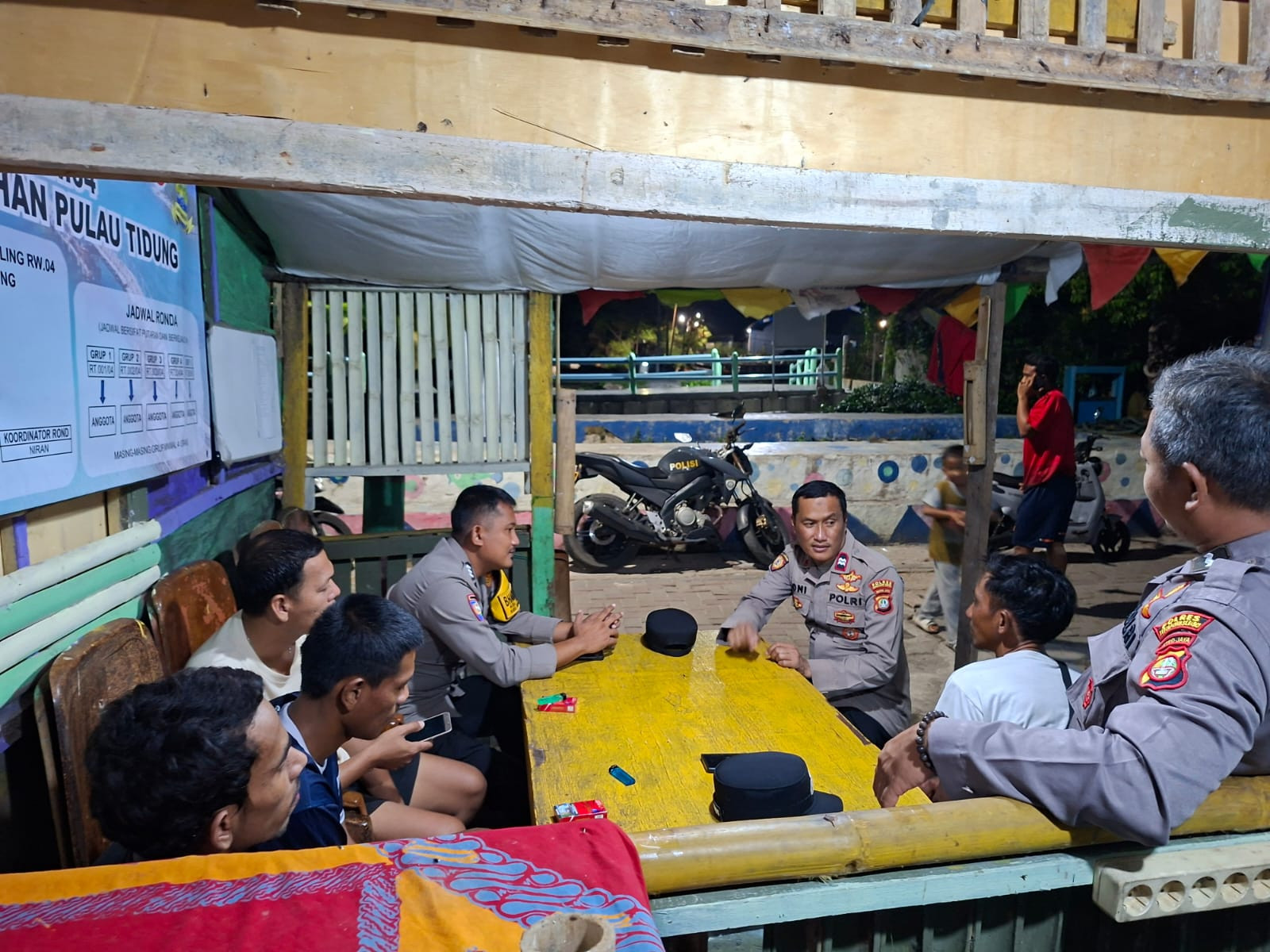 Patroli Malam Gabungan Polsek Kepulauan Seribu Selatan Perkuat Siskamling dan Cegah Guantibmas