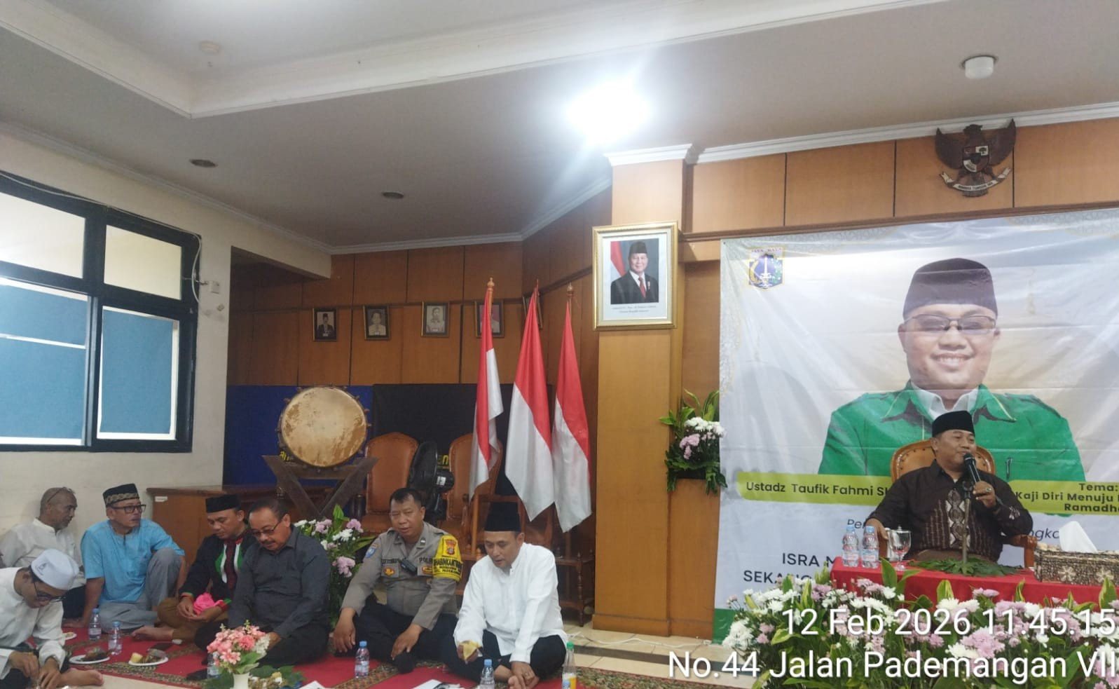 Pererat Silaturahmi Jelang Ramadan, Polisi dan Aparatur Kelurahan Pademangan Timur Berbagi Kepada Anak Yatim