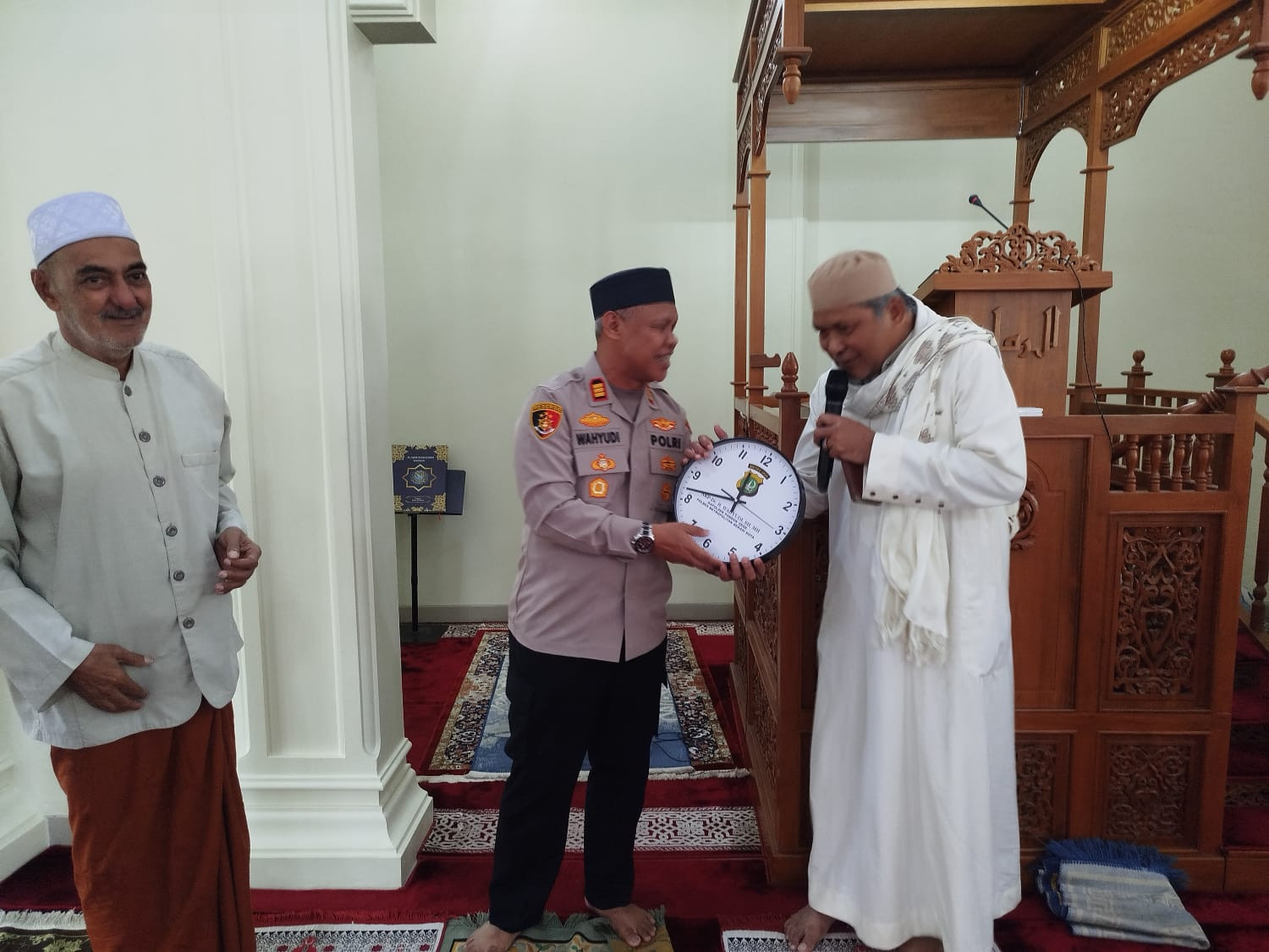 Jaga Jakarta On The Spot, Kapolsek Pondok Gede Sampaikan Pesan Kamtibmas Setelah Sholat Jumat di Jaticempaka