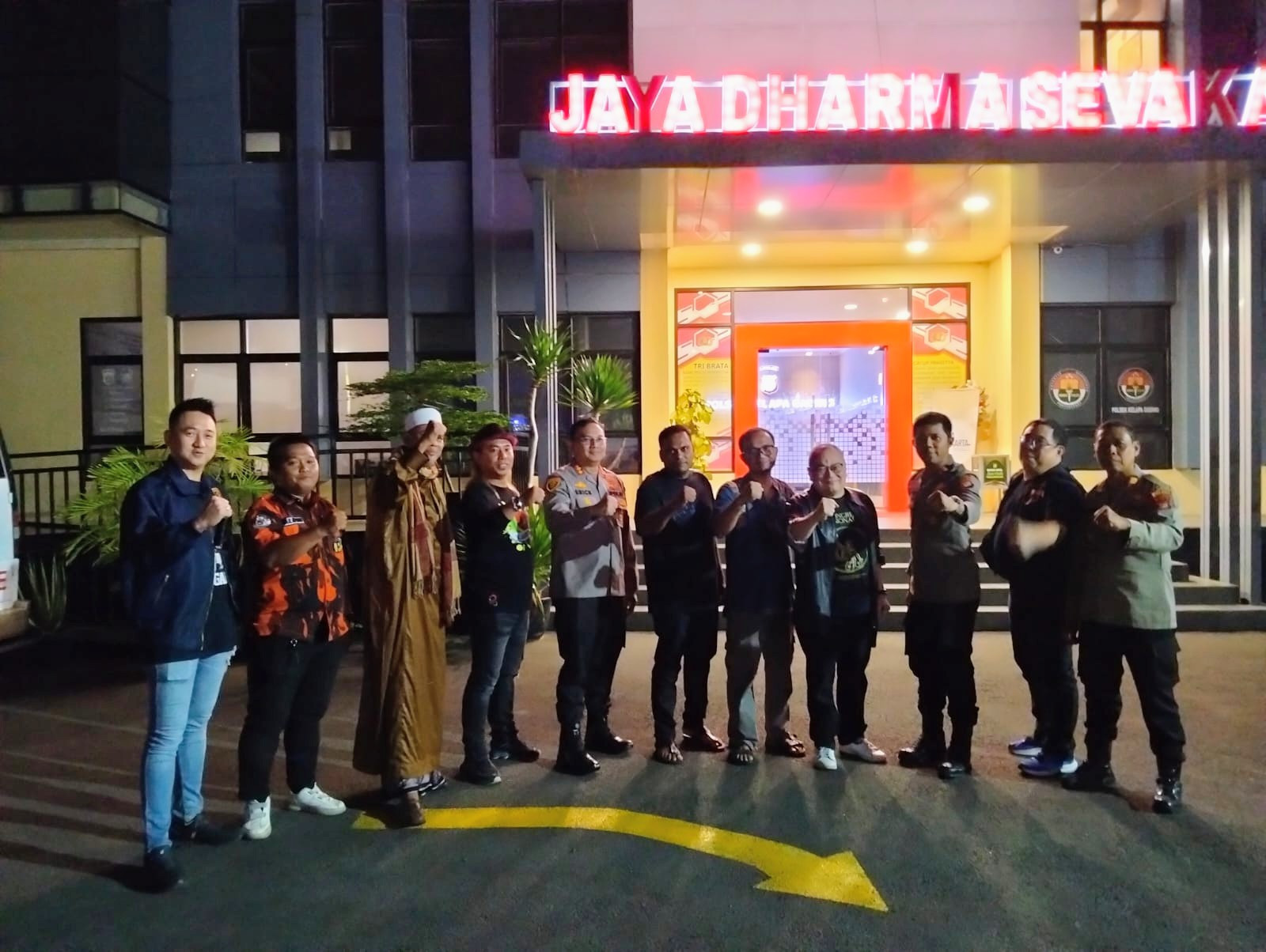 Kapolres Metro Jakarta Utara Pimpin Patroli Skala Besar di Polsek Kelapa Gading