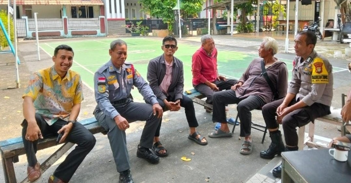 Bhabinkamtibmas Mediasikan Permasalahan Warga Perum PMI Jatiwarna