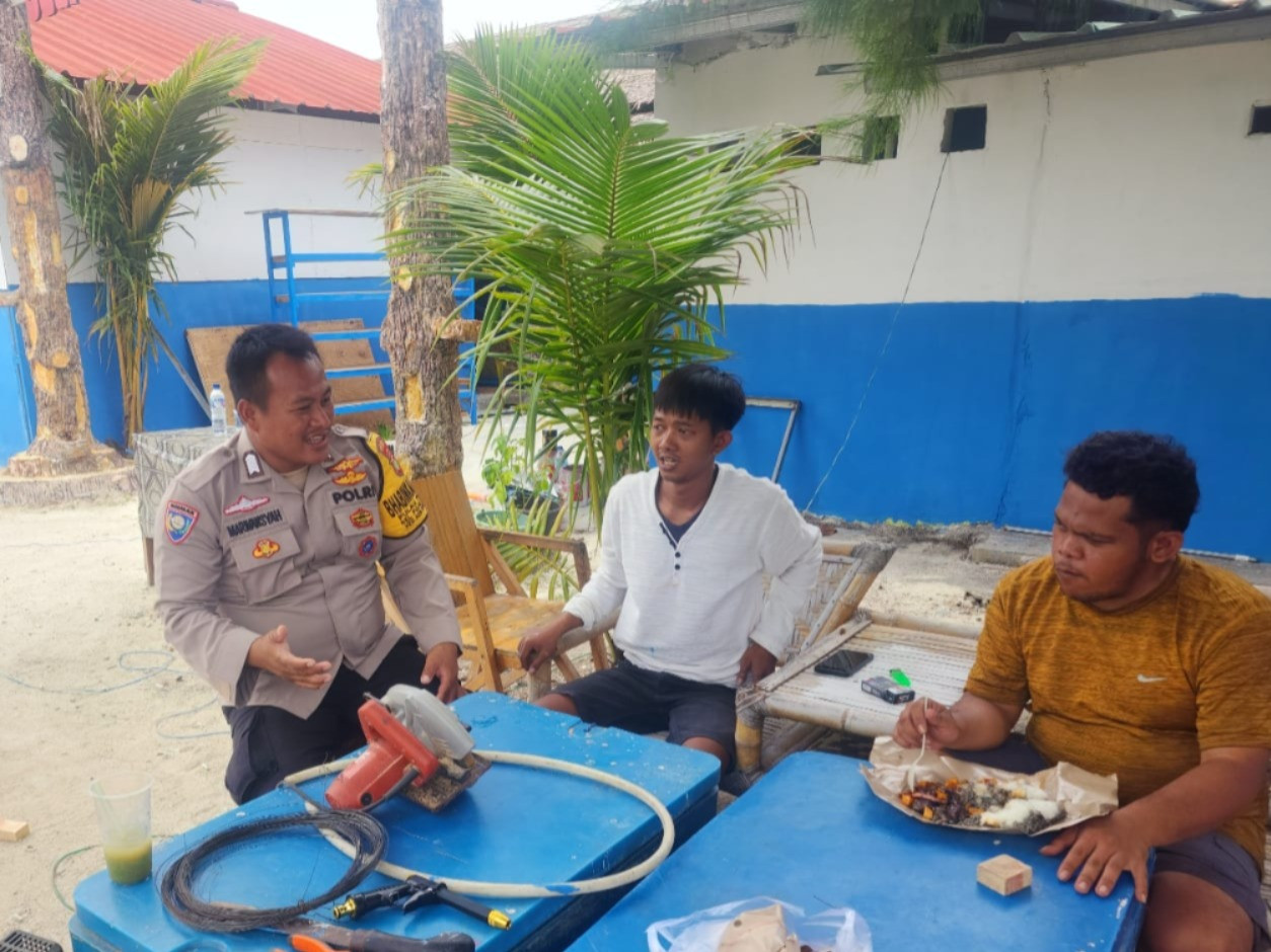 Bhabinkamtibmas Pulau Pramuka Sambangi Warga dan Tokoh Masyarakat, Jalin Kerjasama Jaga Kamtibmas