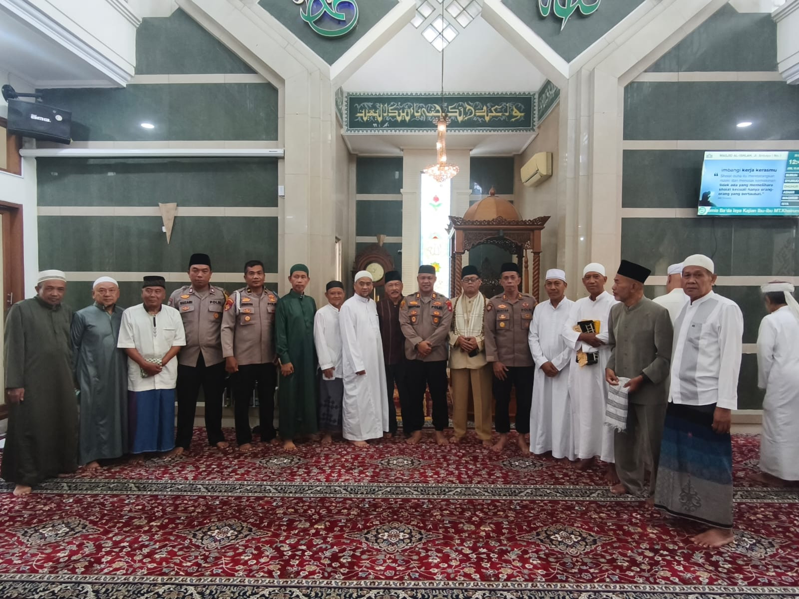 Jumat Keliling, Kapolsek Bekasi Barat Sampaikan Himbauan Kamtibmas