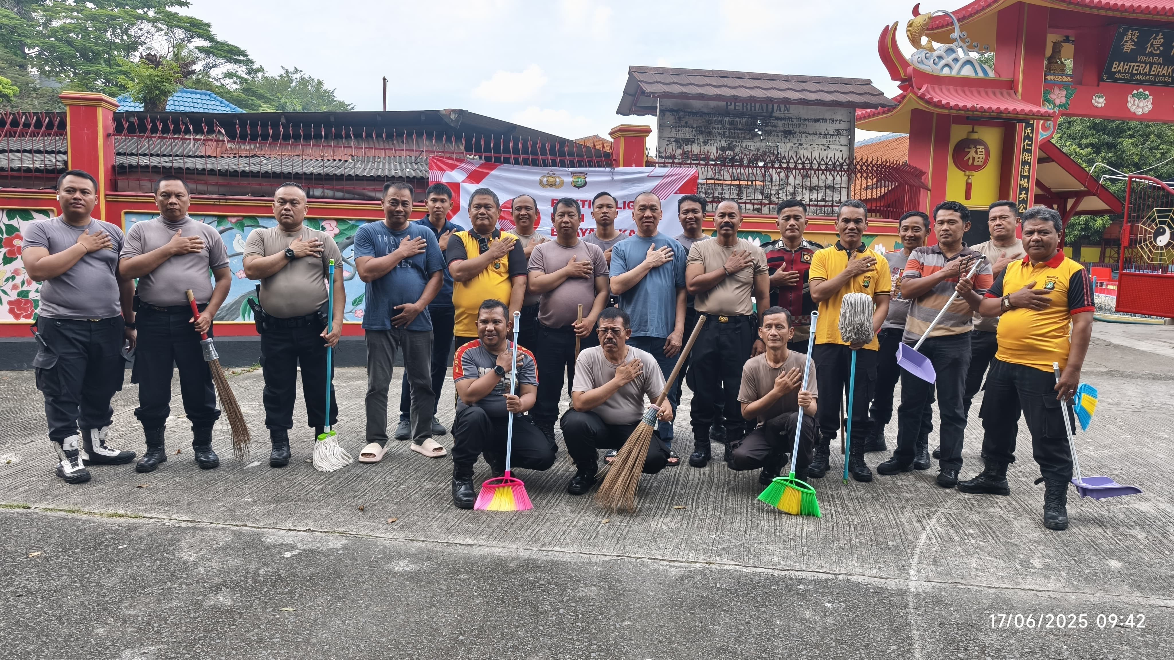 Polsek Pademangan Gelar Bakti Religi di Vihara Bahtera Bhakti, Sambut HUT Bhayangkara ke-79