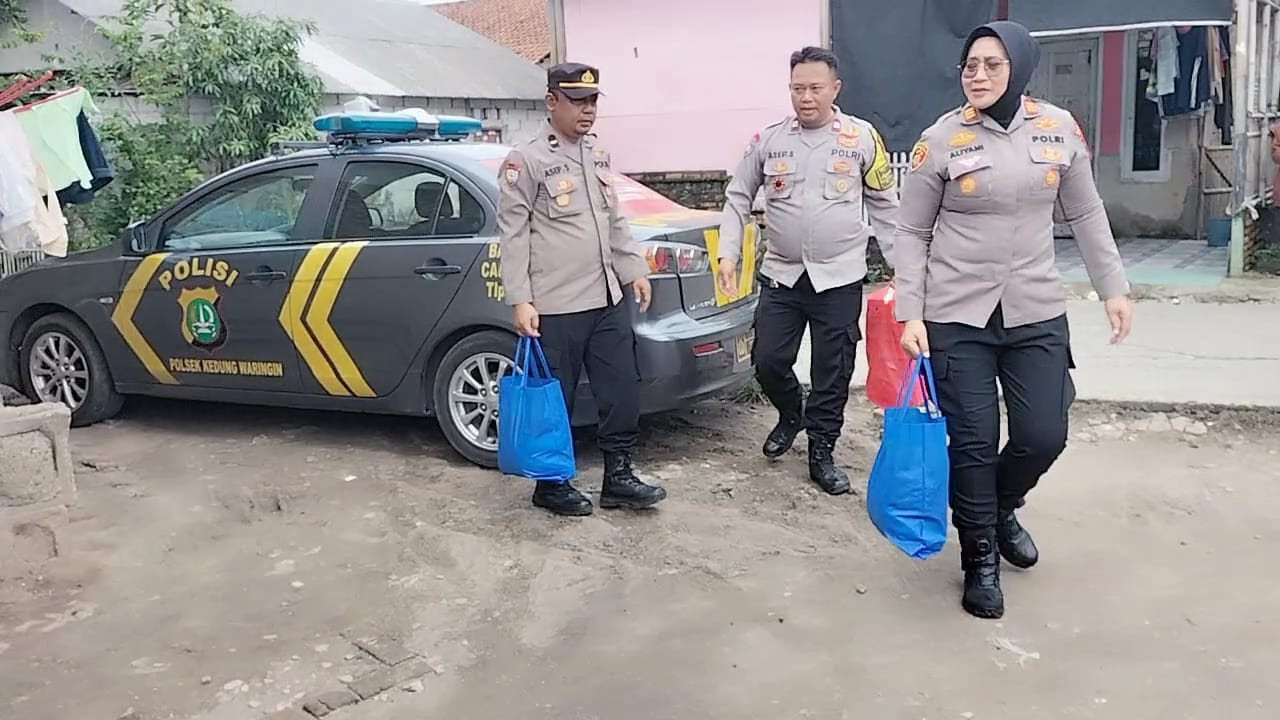 Kapolsek Kedungwaringin AKP Aliyani Gelar Jumat Berkah, Bagikan Sembako untuk Warga Kurang Mampu