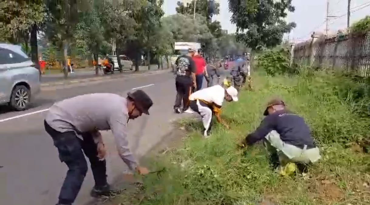 Polisi dan Warga Bersinergi, Bhabinkamtibmas Bekasi Barat Giatkan Aksi K3 di Hari Peduli Sampah Nasional