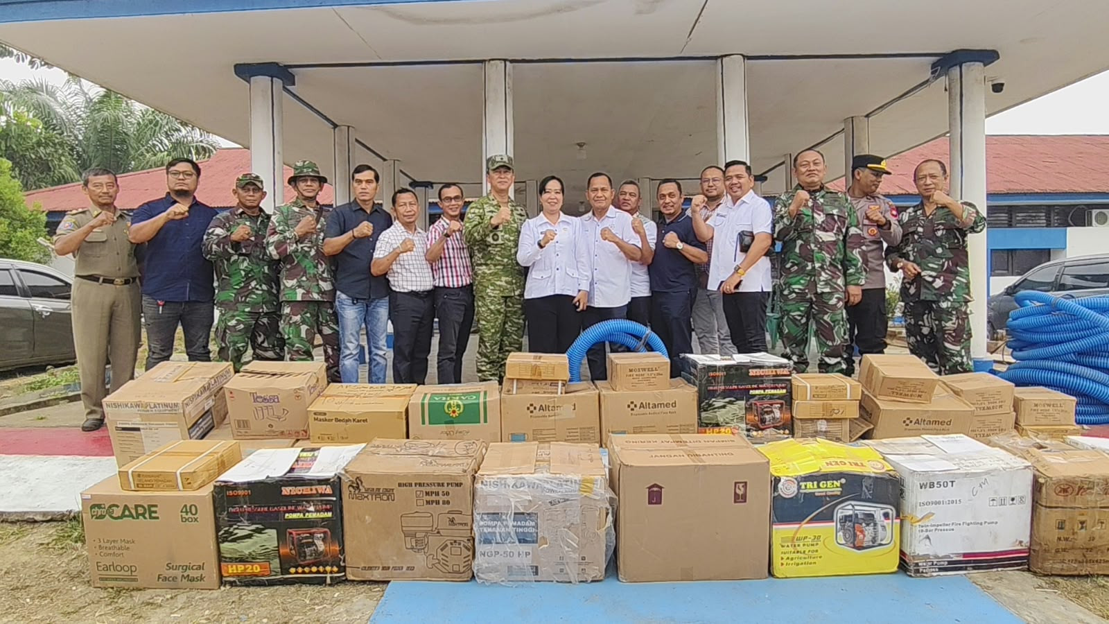 Satgas Karhutla TNI Kawal Penyaluran Bantuan Korporasi untuk Desa Terdampak di Melawi