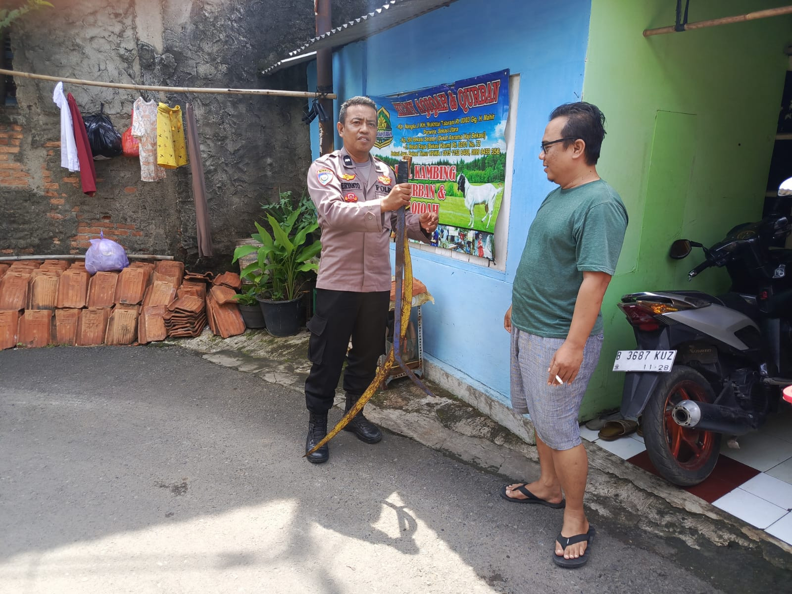 Warga Bekasi Jaya Serahkan Sajam kepada Bhabinkamtibmas, Polsek Rawa Lumbu Akan Lakukan Pemusnahan