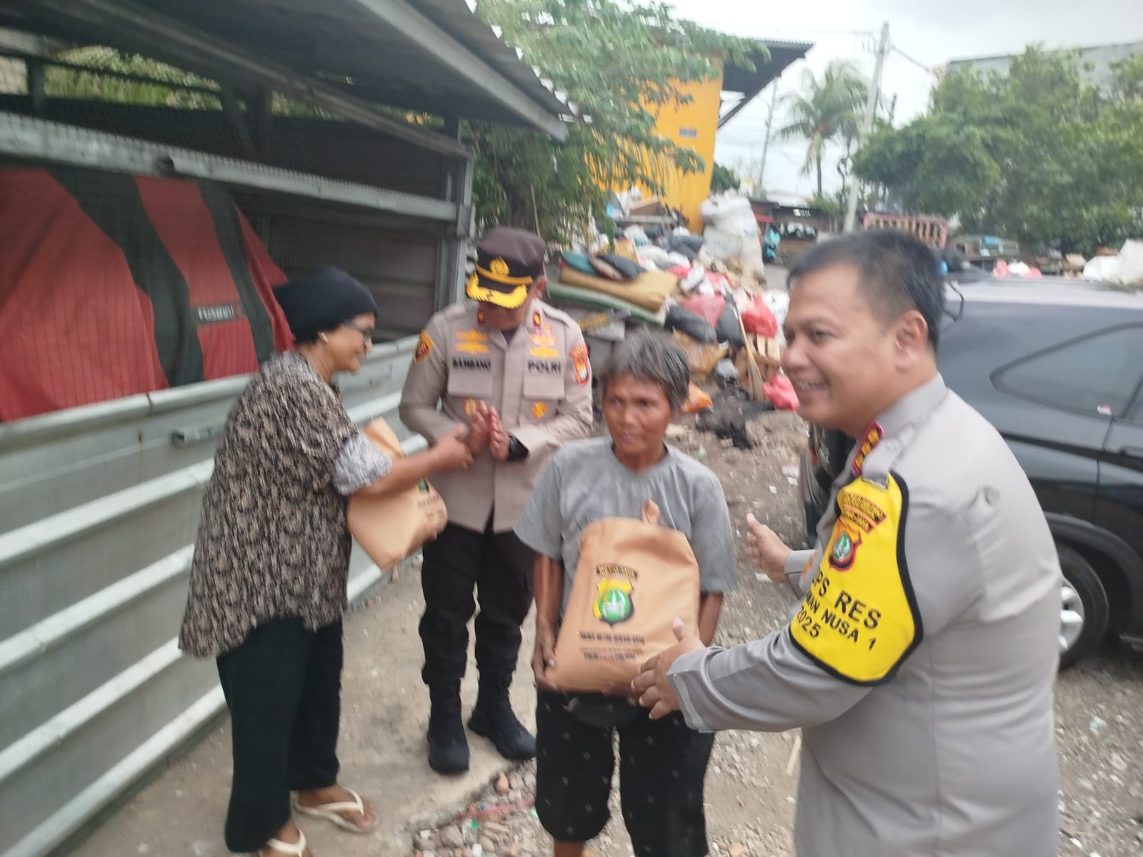 Polres Metro Bekasi Kota Gelar Bakti Kesehatan dan Sosial di Slum Area Jatiwaringin