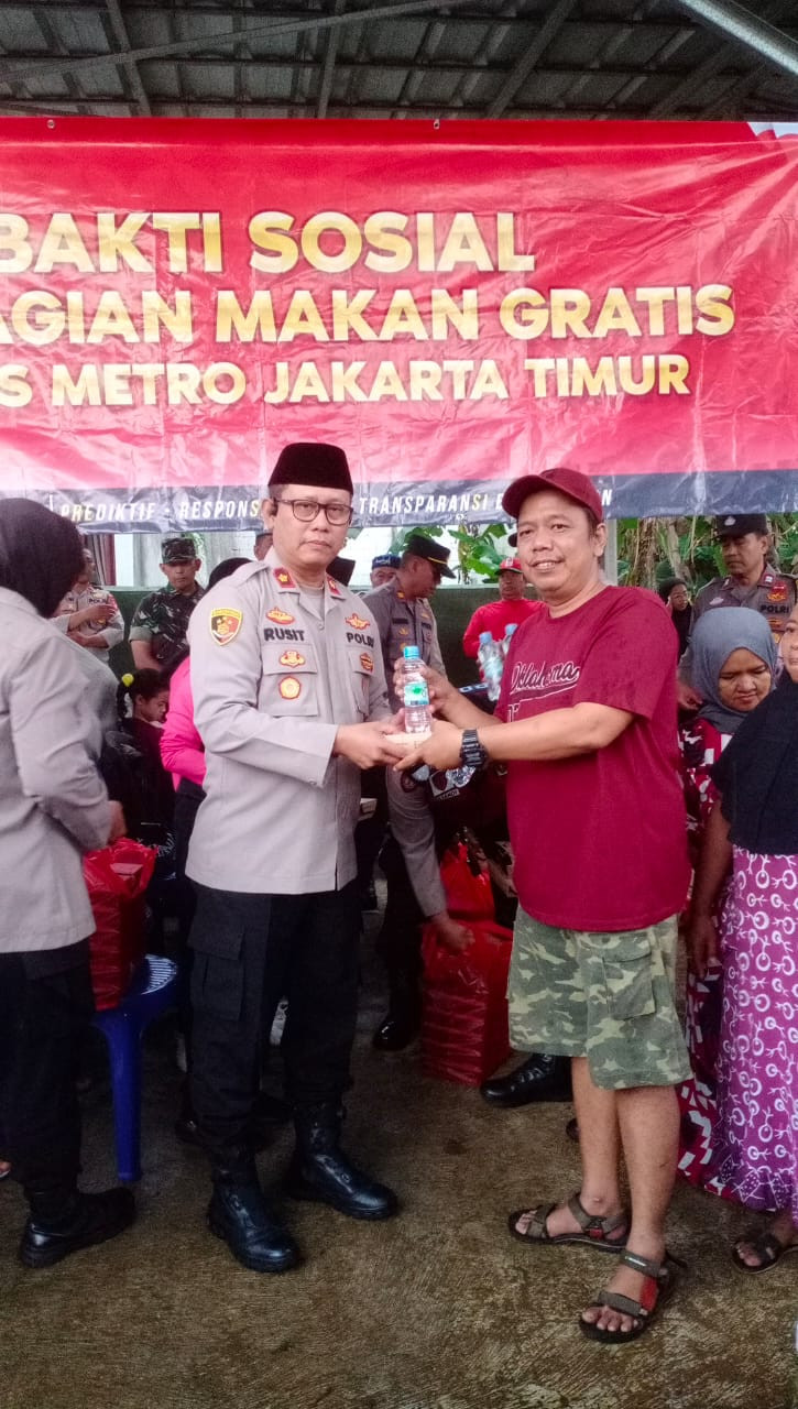Polsek Kramatjati Gelar Bakti Sosial: Bagikan Makanan Gratis dan Pakaian Layak Pakai untuk Korban Banjir