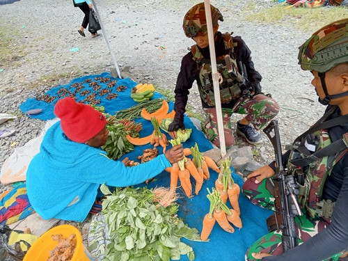 Gairahkan Ekonomi Lokal, Satgas Yonif 715/Mtl borong hasil Tani