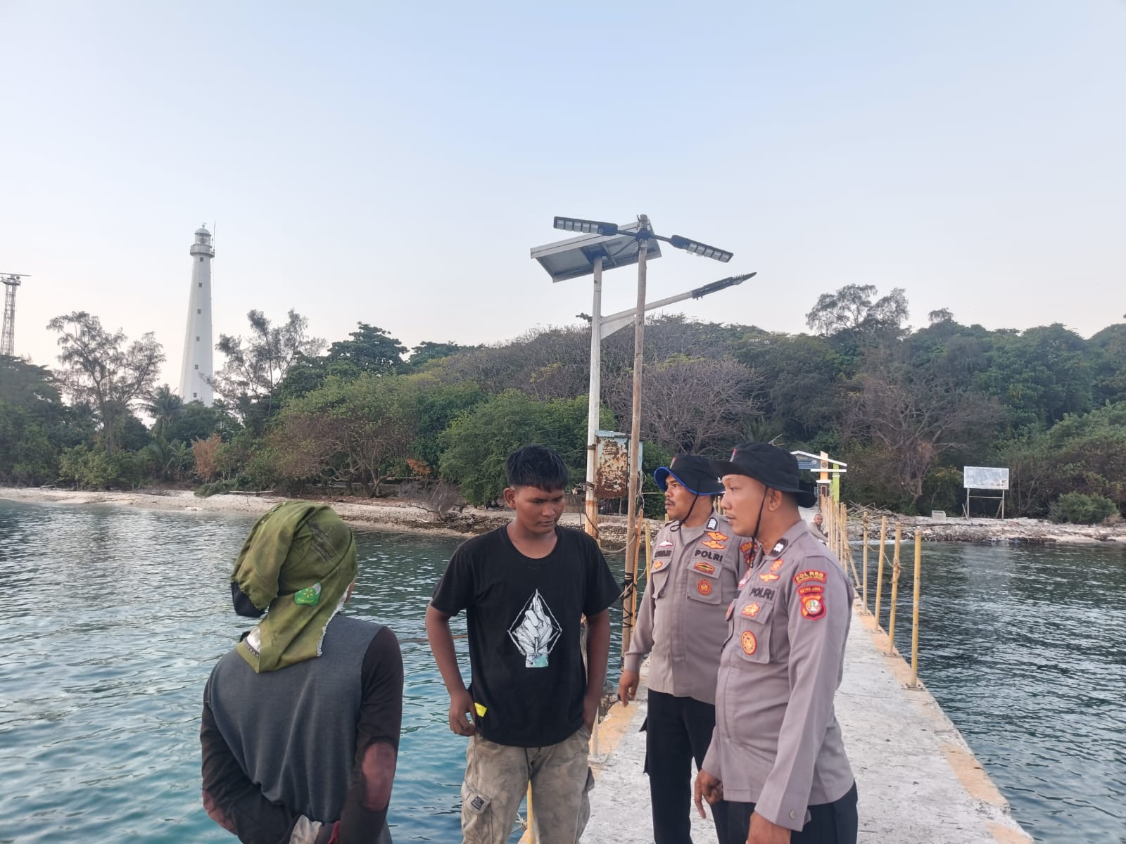 Jakarta On The Spot, Satpolairud Polres Kepulauan Seribu Sambangi Nelayan, Ingatkan Keselamatan Berlayar dan Layanan Polisi 110