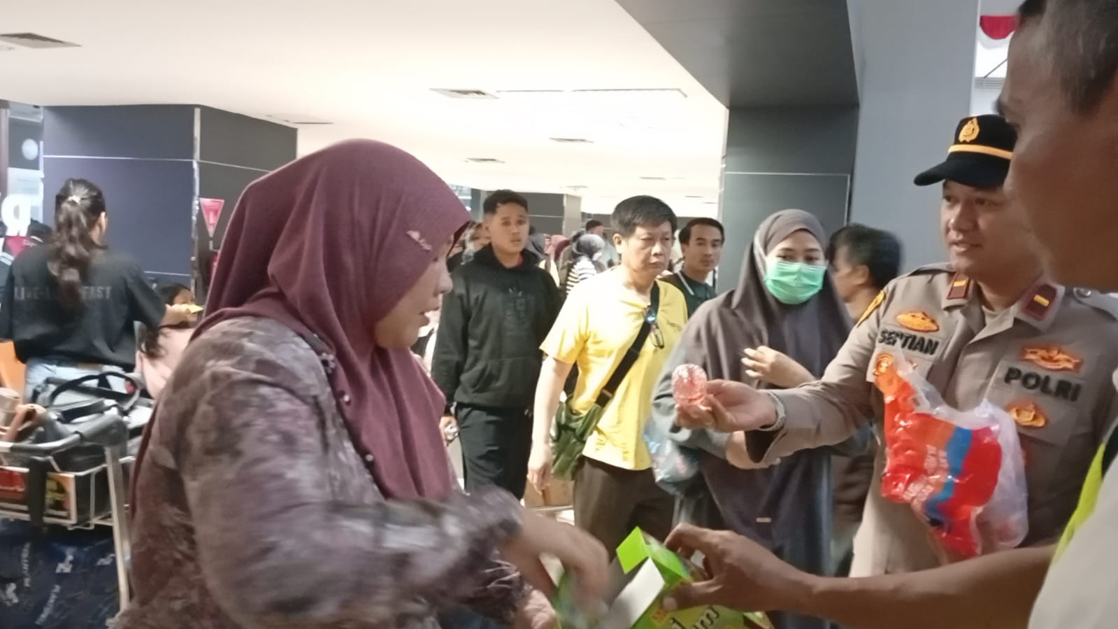 Polresta Bandara Soetta Bersama Stakeholder Berbagi Snack dan Minuman di Bandara Soetta
