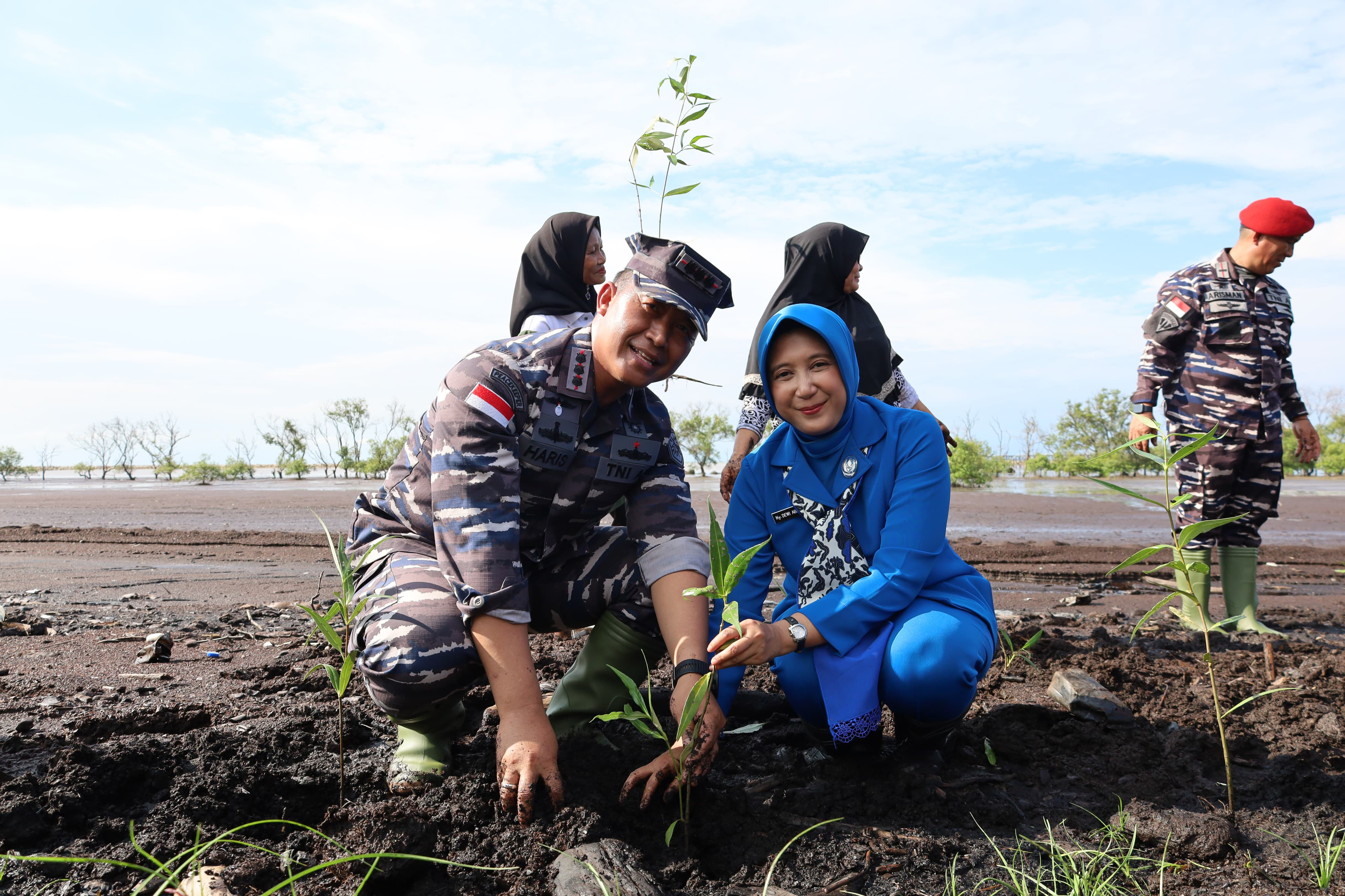 Hijaukan Pantai Raja Keuchik, Danlanal Dumai Pimpin Penanamam 3.000 Pohon Mangrove