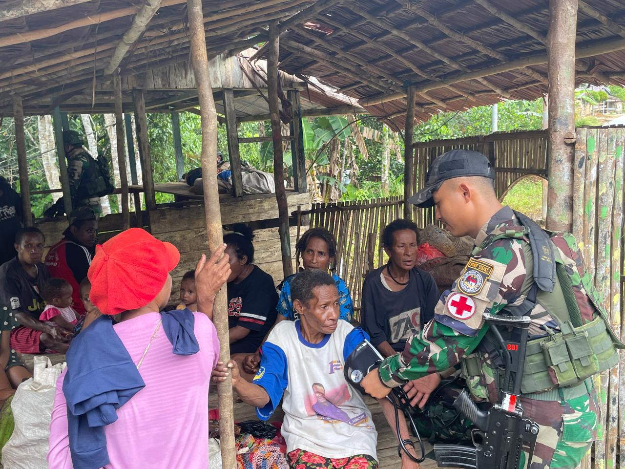Satgas Yonif 126/KC Sapa Warga Kampung Maju: Gelar Pengobatan Keliling dan Kenali Budaya Mengunyah Pinang
