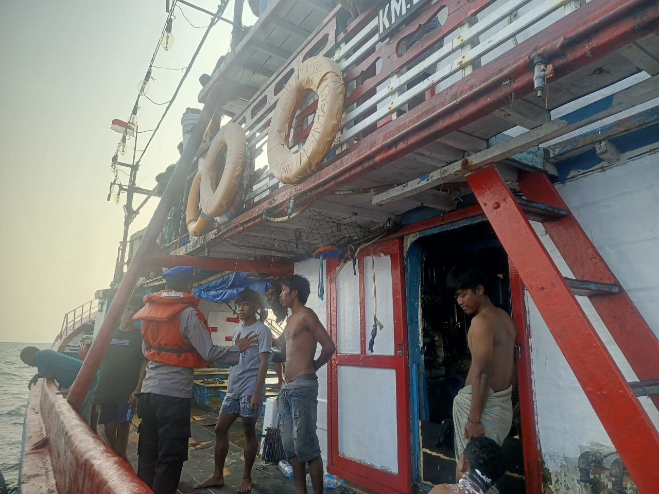 Polisi Baik Sambangi Nelayan, Satpolairud Polres Kepulauan Seribu Imbau Gunakan Life Jacket dan APAR saat Patroli Laut