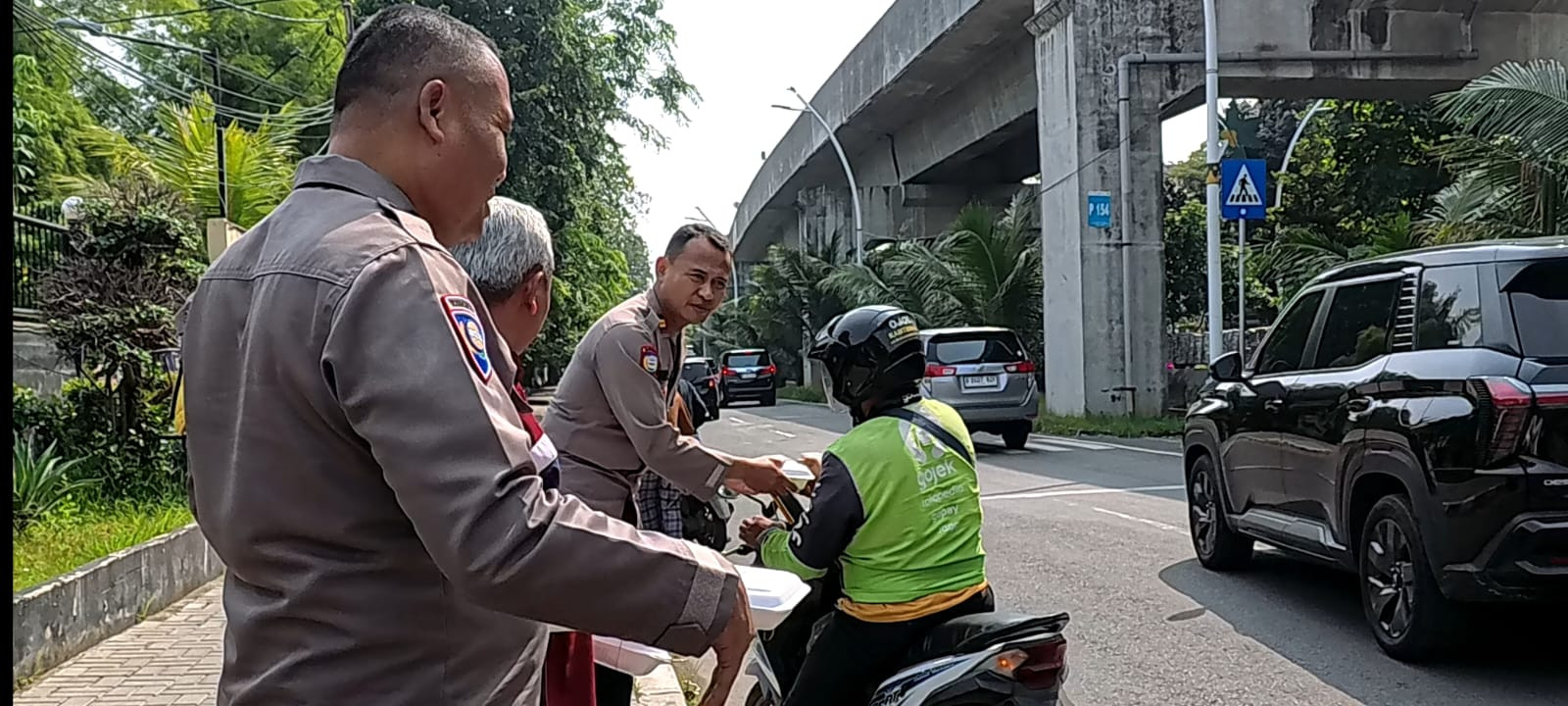 Polsek Kelapa Gading Gelar Jumat Peduli, Bagikan 50 Nasi Kotak untuk Ojol dan Warga