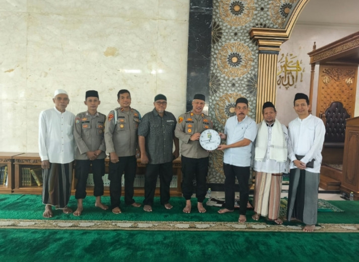 Sholat Jum'at Keliling, Kapolsek Bekasi Barat Sampaikan Himbauan Kamtibmas di Masjid Daarul Falah