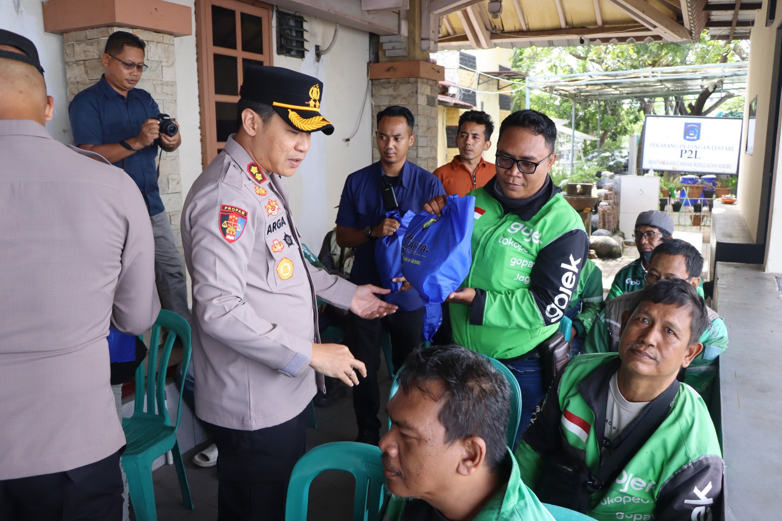 Polres Kepulauan Seribu Gelar Jum’at Peduli: Pemeriksaan Kesehatan Gratis dan Sembako untuk Ojol dan Warga