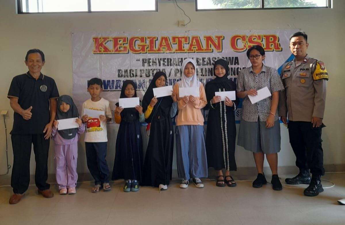 Pemberian Beasiswa dan Seragam Keamanan Lingkungan Kawasana Rawa Pasung