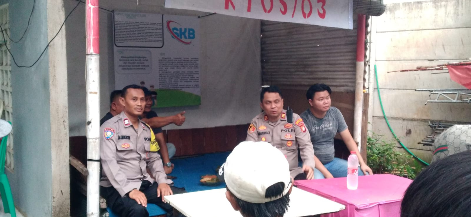 Kapolsek Jatiasih Berikan Bantuan untuk Tingkatkan Siskamling di Pos Ronda