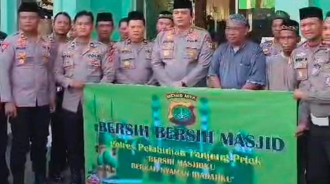 Sambut Ramadhan, Polres Pelabuhan Tanjung Priok Bersihkan Masjid dan Tebar Kebaikan