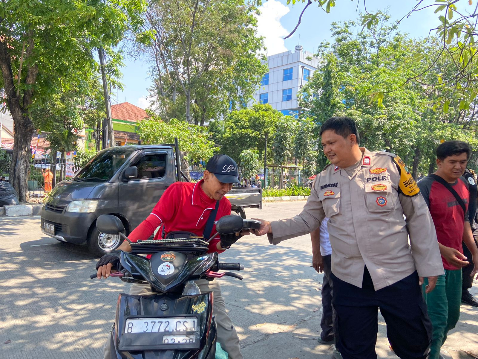 Polsek Metro Penjaringan Gelar Jumat Berkah, Warga Antusias Terima Makanan Gratis