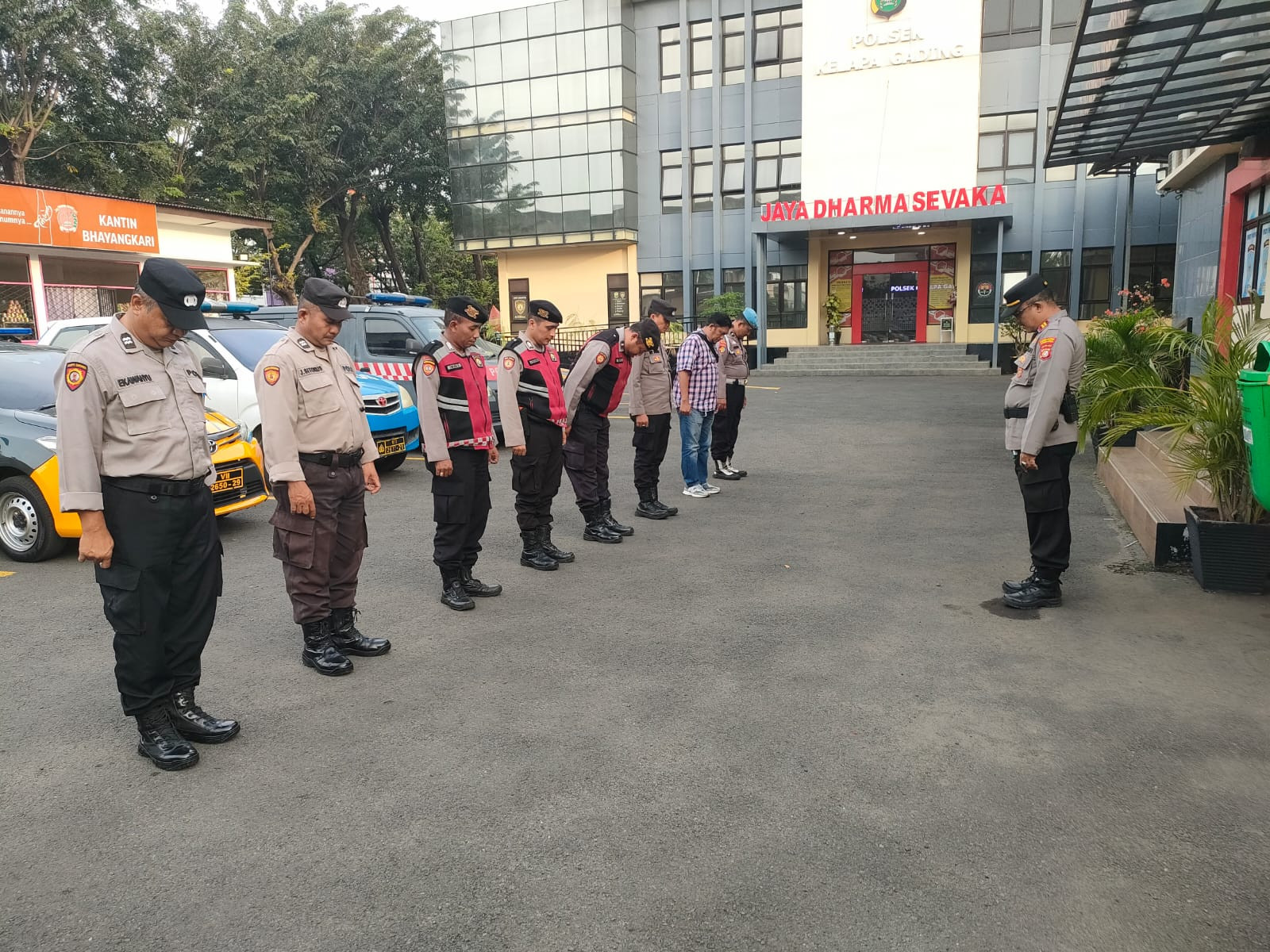 POLSEK KELAPA GADING GELAR APEL KRYD EDUKASI PELANGGAR LALU LINTAS Upaya Humanis Polisi Mewujudkan Kesadaran Berlalu Lintas di Jakarta Utara