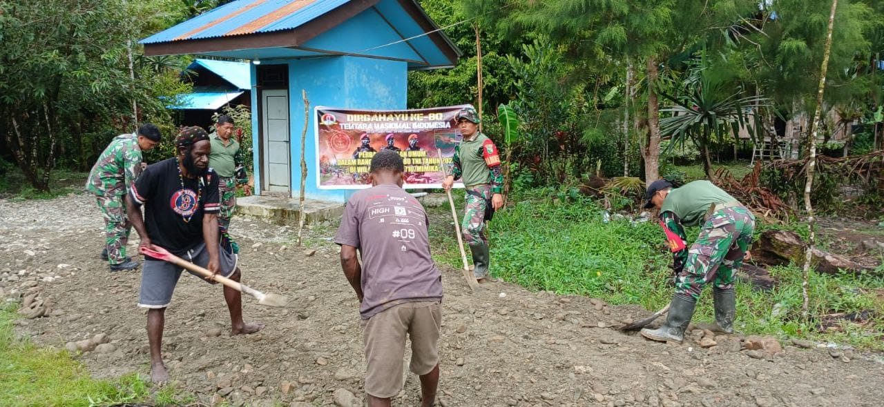 Bakti Nyata Jelang HUT Ke-80 TNI, Kodim 1710/Mimika Perbaiki Jalan Kampung