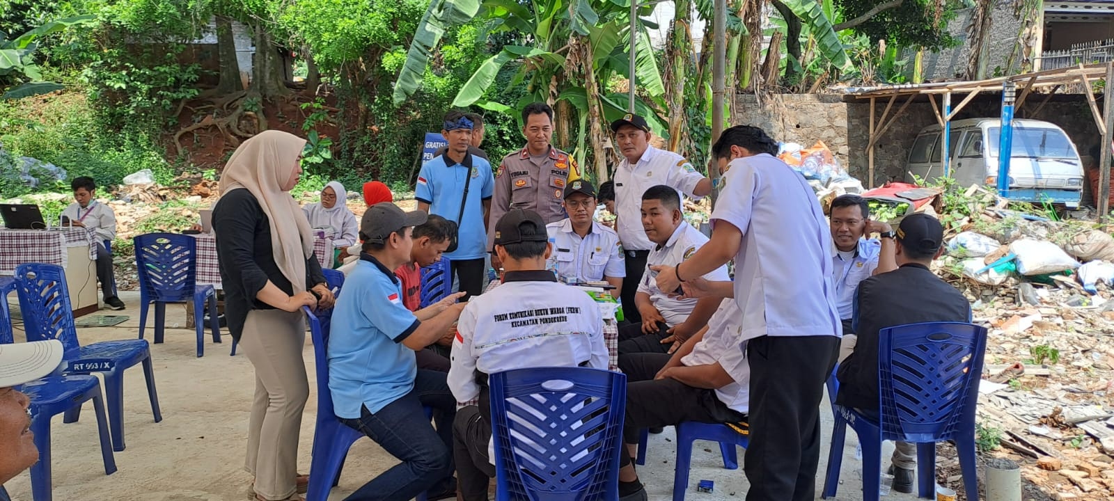 Bhabinkamtibmas Jaticempaka Pantau Langsung Pelayanan Adminduk dan PBB, Pastikan Kegiatan Berjalan Lancar