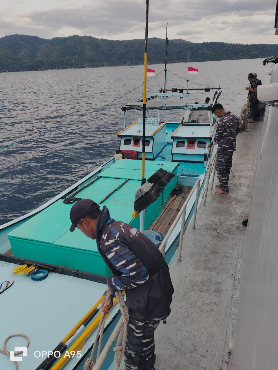 Kapal Angkatan Laut Panana III-9-13 Evakuasi KMN Gelora Laut 04 Saat Alami Kerusakan Mesin di Tengah Laut