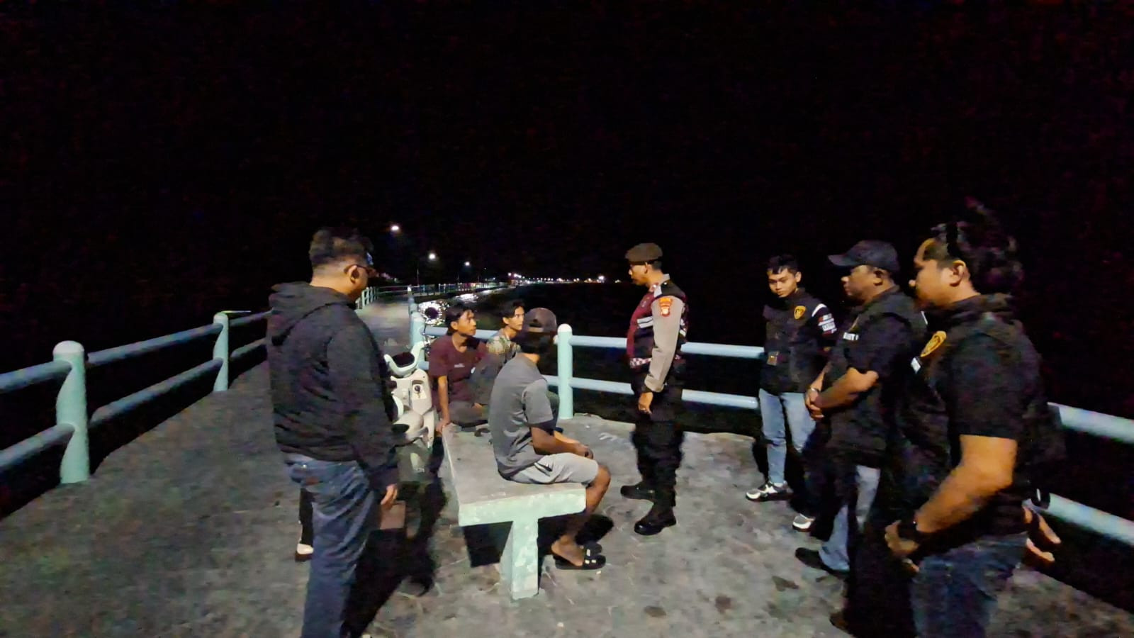 Patroli Malam Jakarta On The Spot, Polsek Kepulauan Seribu Selatan Sampaikan Layanan Polisi 110 Saat Sambangi Warga