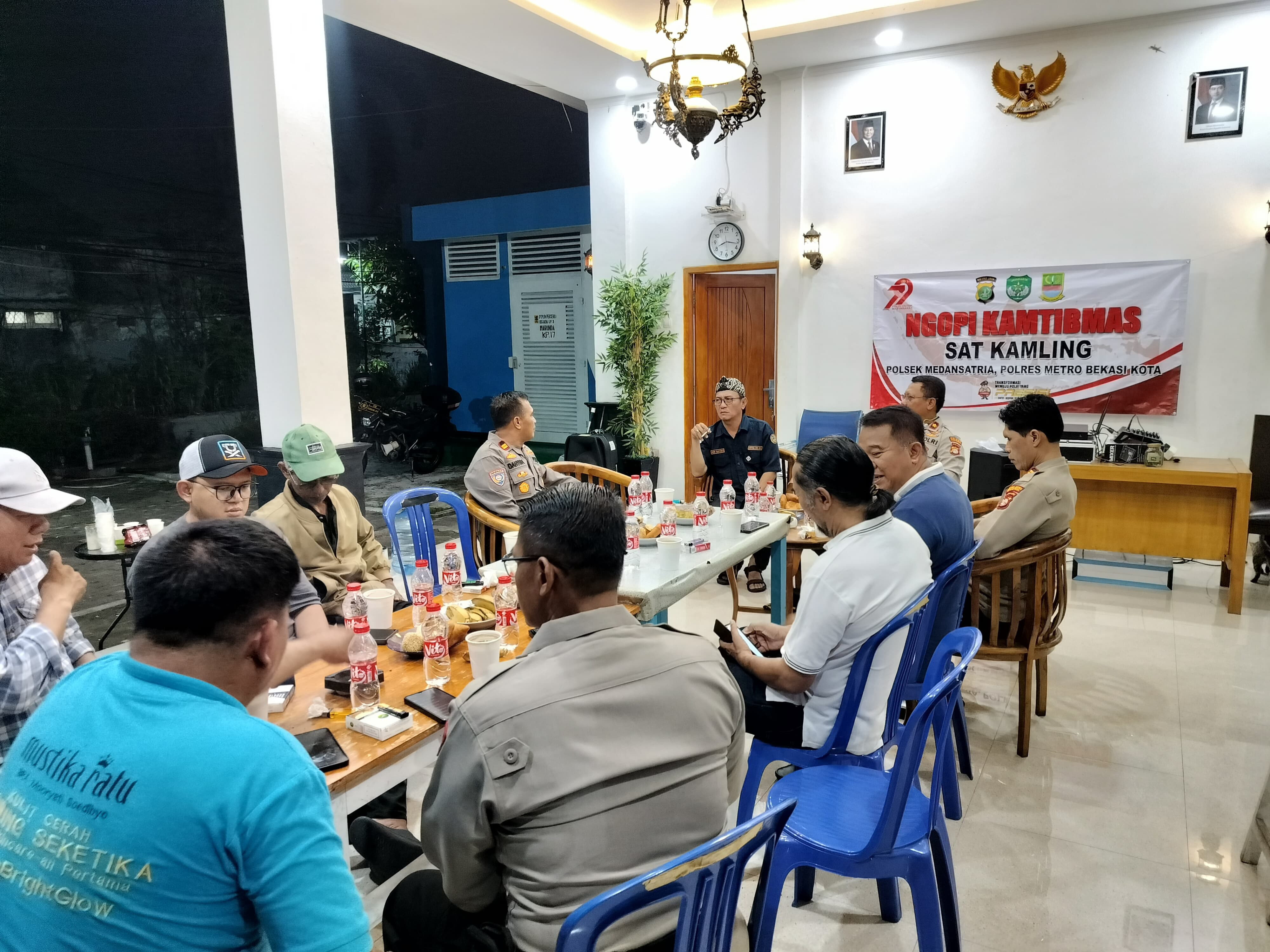 Ngopi Sat Kamling Polsek Medansatria Polres Metro Bekasi Kota Bersama Warga RW 22 Kelurahan Pejuang