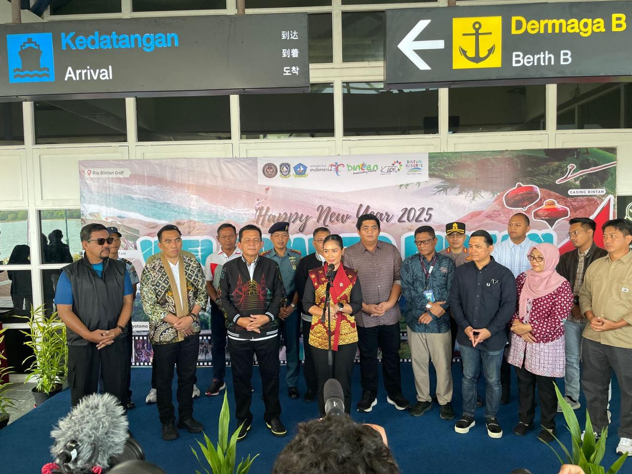 Danlanal Bintan Bersama Forkopimda Bintan Dampingi Wakil Menteri Pariwisata Sambut Kedatangan Wisatawan Mancanegara Perdana Tahun 2025