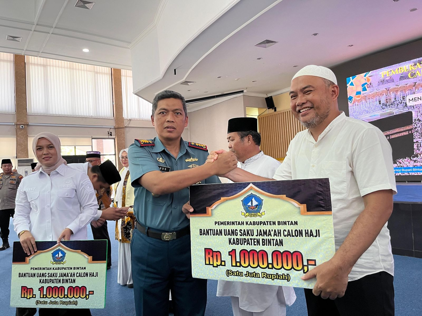 Danlanal Bintan Dampingi Bupati Bintan Melepas Keberangkatan Calon Jama'ah Haji Tahun 2025