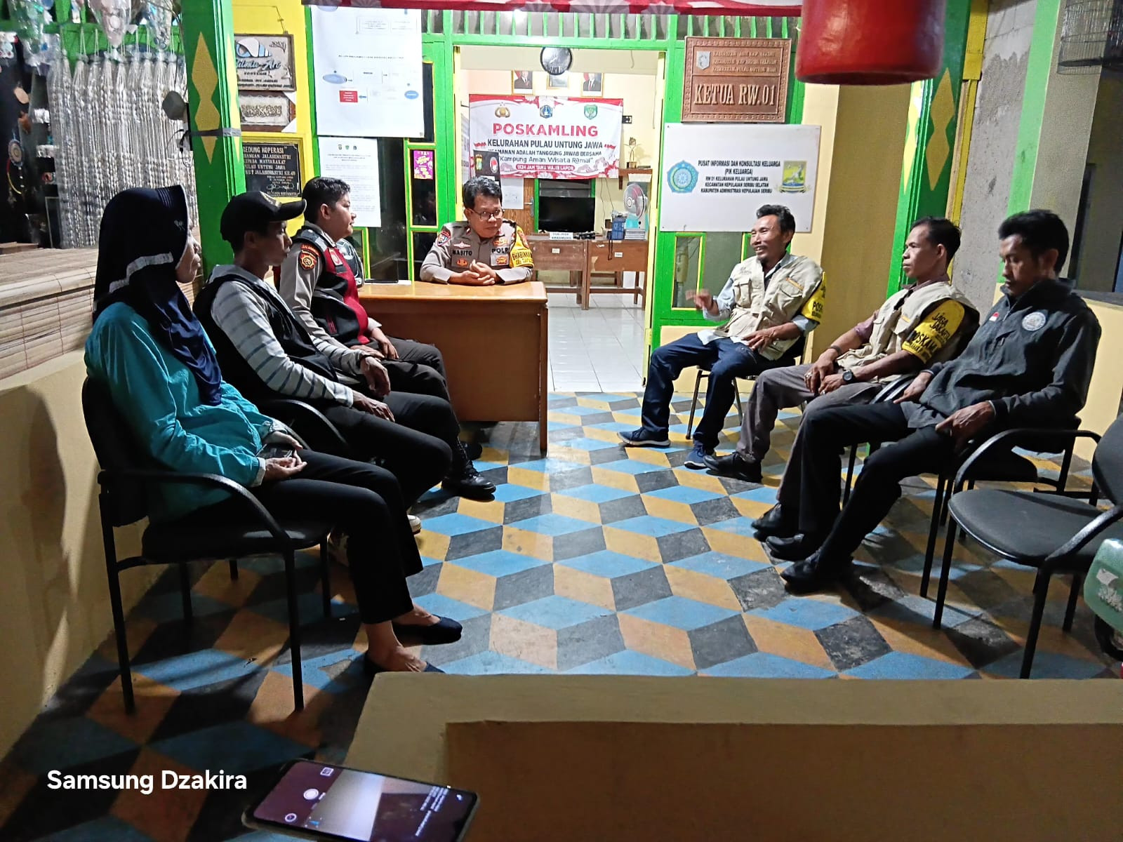 Polsek Kepulauan Seribu Selatan Lakukan Pemantauan dan Pembinaan Pos Kamling di Tiga Kelurahan, Pastikan Keamanan Lingkungan Tetap Kondusif